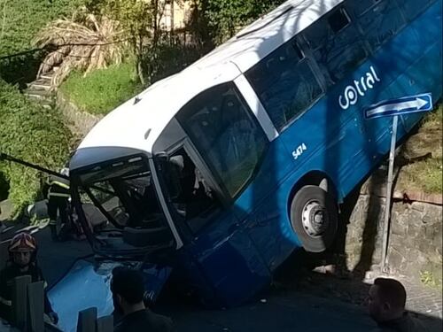 Bus Cotral carico di studenti finisce fuori strada