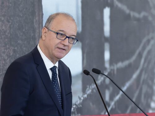 Intelligenza Artificiale a scuola: al via il piano di formazione del Ministero da 100 milioni di euro