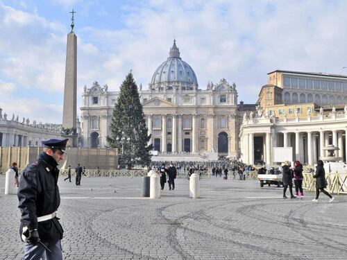 L'Isis minaccia attentati in Europa a NataleE in un fotomontaggio decapita il Papa