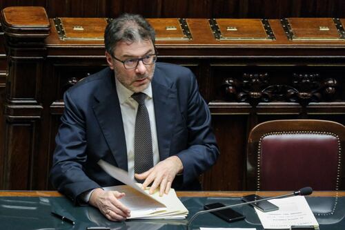 Manovra, arriva il tetto agli stipendi dei dirigenti delle banche salvate dallo Stato