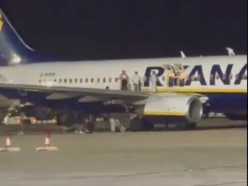 Ryanair, incendio su un aereo a Palma di Maiorca: passeggeri giù dalle ali (video)