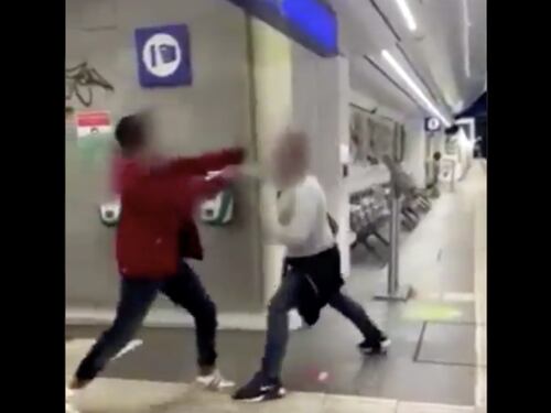 Attivista gay aggredito sotto la metro dopo un bacio al compagno
