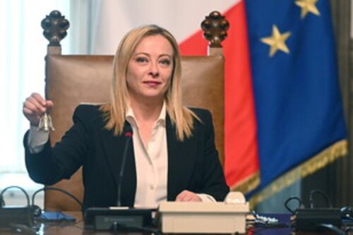 Meloni rassicura: "Con noi mai la patrimoniale". Schlein attacca e resta sola, Conte si smarca