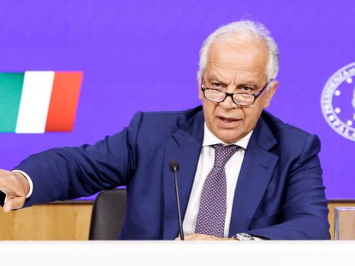 Piantedosi: "Sbarchi in calo da 4 anni. I return hub sono la via del futuro"
