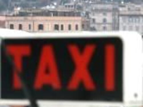 Tassista dava soldi falsi ai clienti