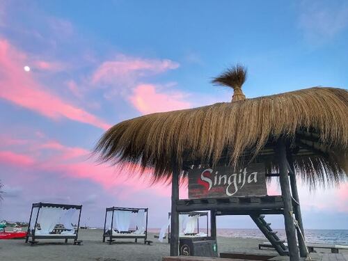 Il circo approda in spiaggia, al Singita si balla con i saltimbanchi