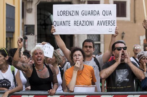Passa il decreto, deputati pro vaccini accerchiati e insultati a Montecitorio