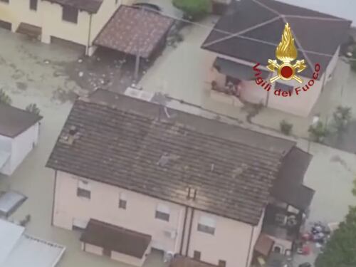 Maltempo, a Cesena è un disastro: persone bloccate sui tetti. Emilia-Romagna in ginocchio