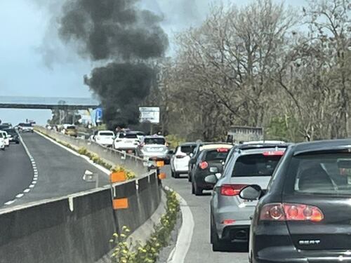 Roma, sulla Pontina va a fuoco un'automobile. Traffico in tilt e lunghe code