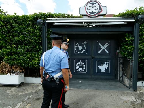 Muore davanti alla discoteca: rilievi al San Salvador dell'Eur