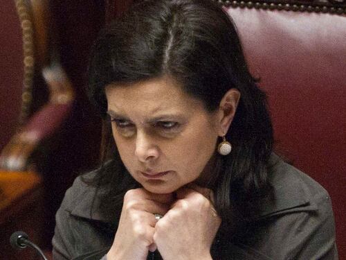 Laura Boldrini irrompe in casa Feltri. Come sempre vuole figli contro padri