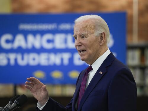 Usa, l’idolo della sinistra Biden imita Trump e blocca i migranti
