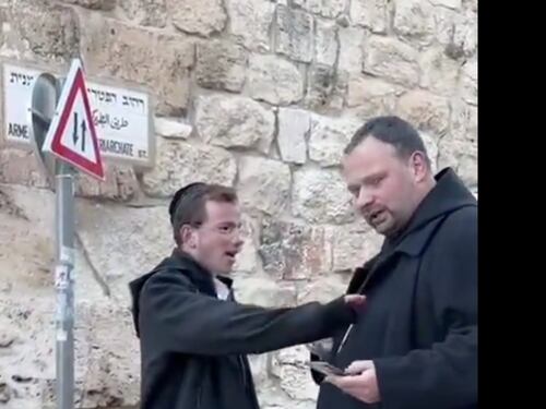 Gerusalemme, insulti e sputi ad un prete cattolico. Arrestati due ebrei