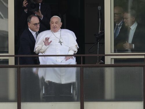 Papa Francesco, migliorano voce e mobilità. Pronta la sorpresa per l'Angelus