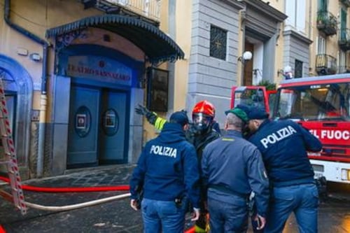 Napoli, crolla la volta del teatro Sannazzro. Il sindaco: "È tutto distrutto"