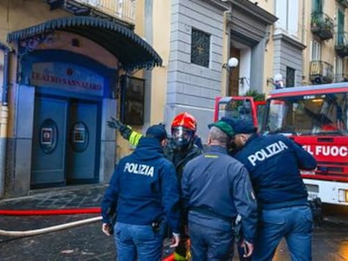 Napoli, crolla la volta del teatro Sannazzro. Il sindaco: "È tutto distrutto"