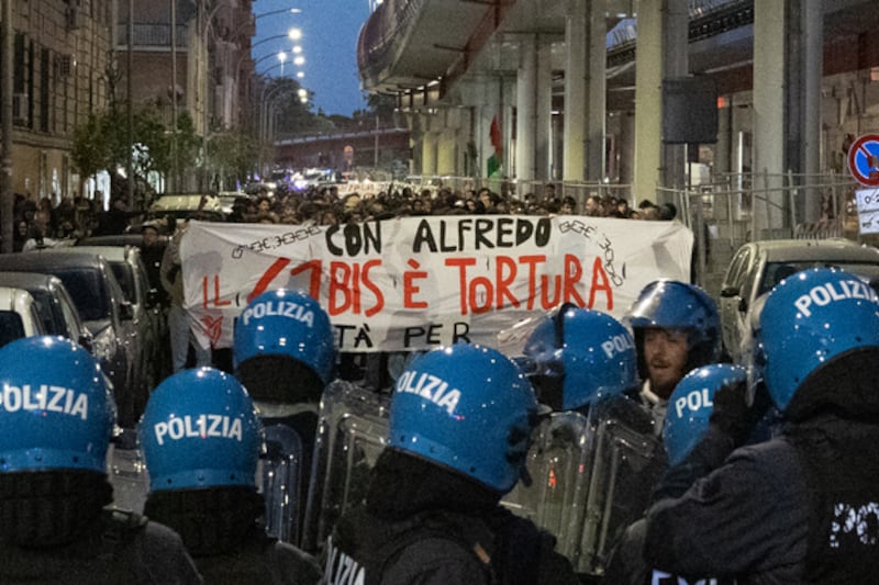 Anarchico arrestato a Roma: nel telefono istruzioni per bombe e sabotaggi