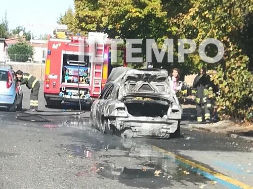 Auto in fiamme in largo Passamonti, paura a San Lorenzo