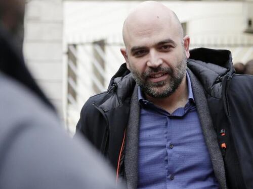 Saviano a testa bassa contro Meloni: "La criminalità ringrazia". Ma i dati...