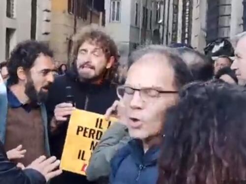 Insulti e tensione, i 5Stelle cacciano Filippo Roma delle Iene dalla piazza
