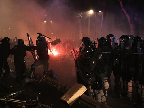 Torino, due scarcerati e uno ai domiciliari dopo le violenze. Il centrodestra insorge: “Vergogna”