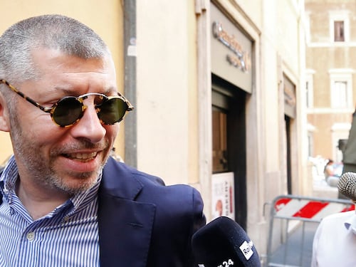 Deputato Pd va a trovare Elder e Natale. Massacrato sui social