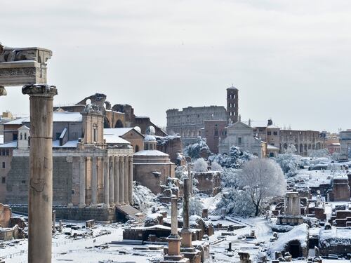 Neve a Roma, la Capitale si sveglia imbiancata