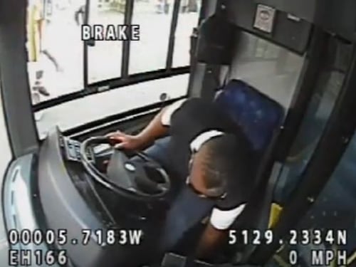 Si china a prendere la cioccolata mentre guida il bus e investe un uomo uccidendolo
