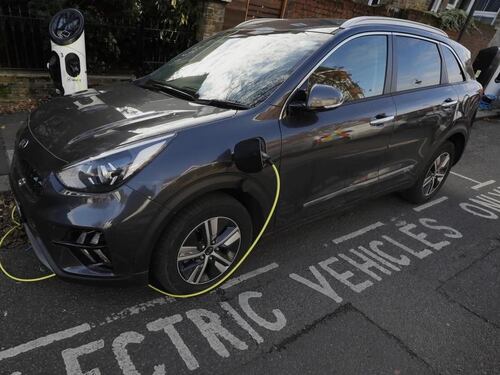 La rivoluzione verde di Boris Johnson: dal 2030 in vendita solo auto elettriche
