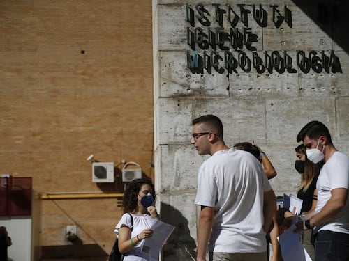 Covid, aumento esponenziale di casi nel Lazio. “Tornino le misure di protezione”