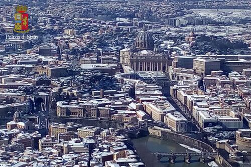Piazza Navona, Colosseo e San Pietro: le spettacolari immagini aeree della neve a Roma
