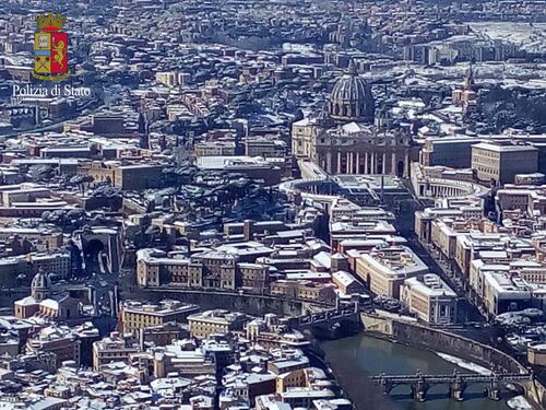 Piazza Navona, Colosseo e San Pietro: le spettacolari immagini aeree della neve a Roma
