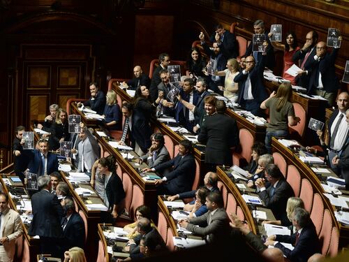 Milleproroghe, passa la fiducia