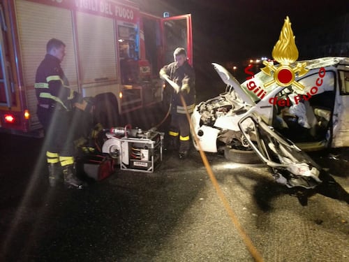 Cassia bis, scontro fra due auto: tre donne incastrate tra le lamiere