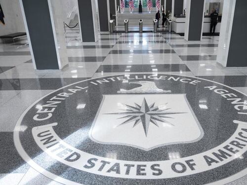 Covid, gola profonda fa tremare la Cia: soldi per insabbiare il report sull'origine del virus