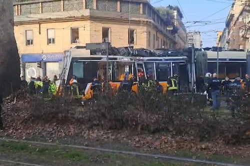 Tram deraglia a Milano, è un disastro: "Impatto devastante". Due morti e 48 feriti