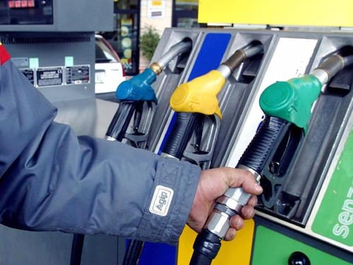 Il petrolio vola oltre i 54 dollari, in arrivo rincari per la benzina