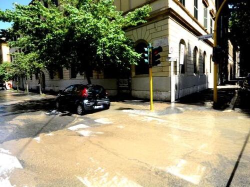 Roma, guasto alla conduttura e Testaccio diventa una piscina: via Giovanni Branca sott'acqua