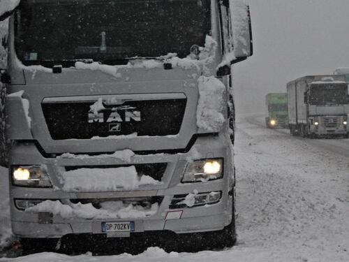 Bloccati sull'Autobrennero chiusa per neve