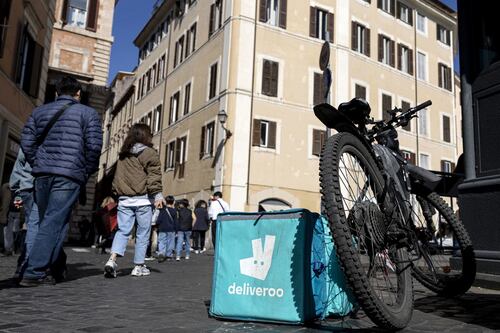 Deliveroo, aumenti a 14 euro l'ora e più tutele per i rider. Ok dalla Procura