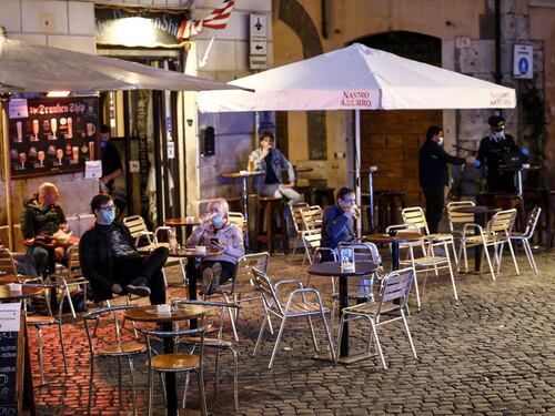 Covid, il piano per Roma: aree off limits e corridoi per i negozi