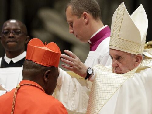 Papa Francesco, gran rifiuto dei vescovi africani: "Non possiamo benedire coppie omosessuali"