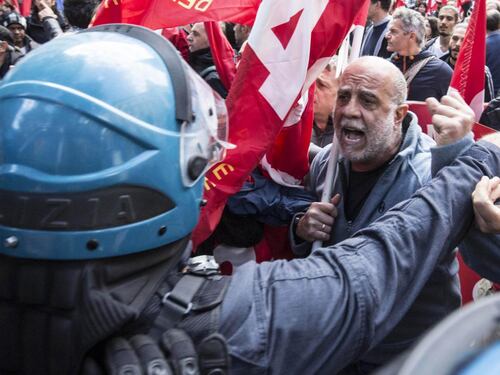 Roma, scontri al ministero tra polizia e insegnanti