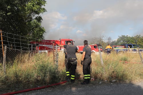 Brucia lo sfasciacarozze, paura per la nube nera
