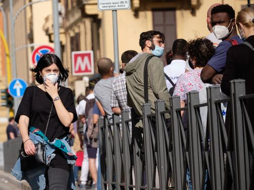 Il coronavirus non scomparirà col caldo. Doccia fredda sulle vacanze
