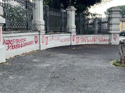 Roma, assalto no vax all'ospedale Spallanzani: scritte sui muri contro i vaccini