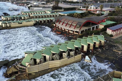 Ostia, il mare avanza e si mangia i lidi storici: le foto choc del drone