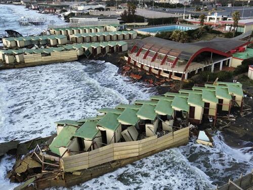 Ostia, il mare avanza e si mangia i lidi storici: le foto choc del drone