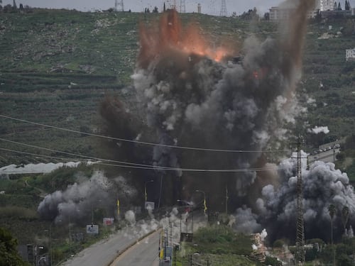 Libano, ponti abbattuti nel sud: per Israele è guerra a Hezbollah, per gli analisti c’è un piano preciso