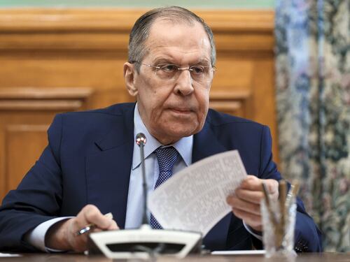 La Russia attacca l’Ucraina: avviati piani per armamenti nucleari. Lavrov accusa gli Usa sull’atomica